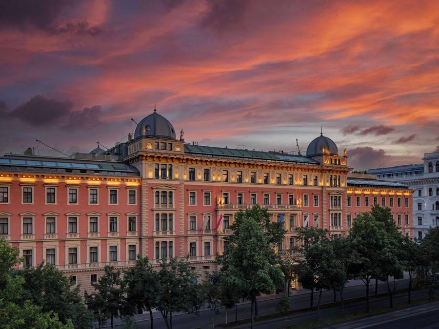 Un edificio grande e histórico con varios pisos y una cúpula destacada.