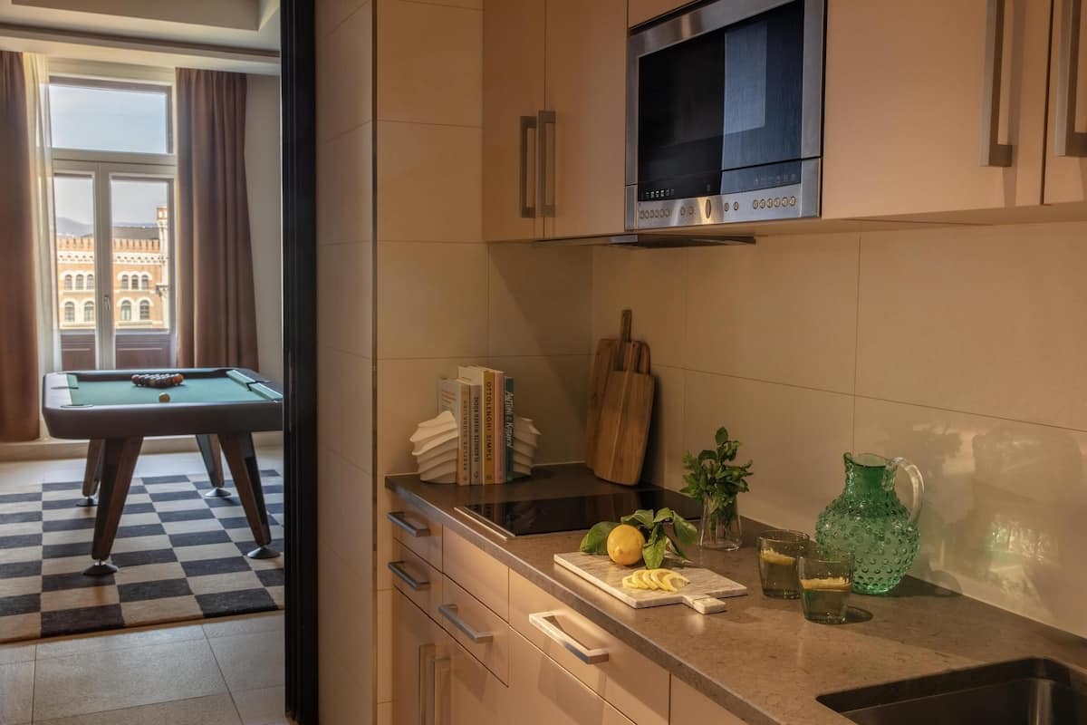 separate bathtub and shower, deep-soaking bathtub, rainfall showerhead