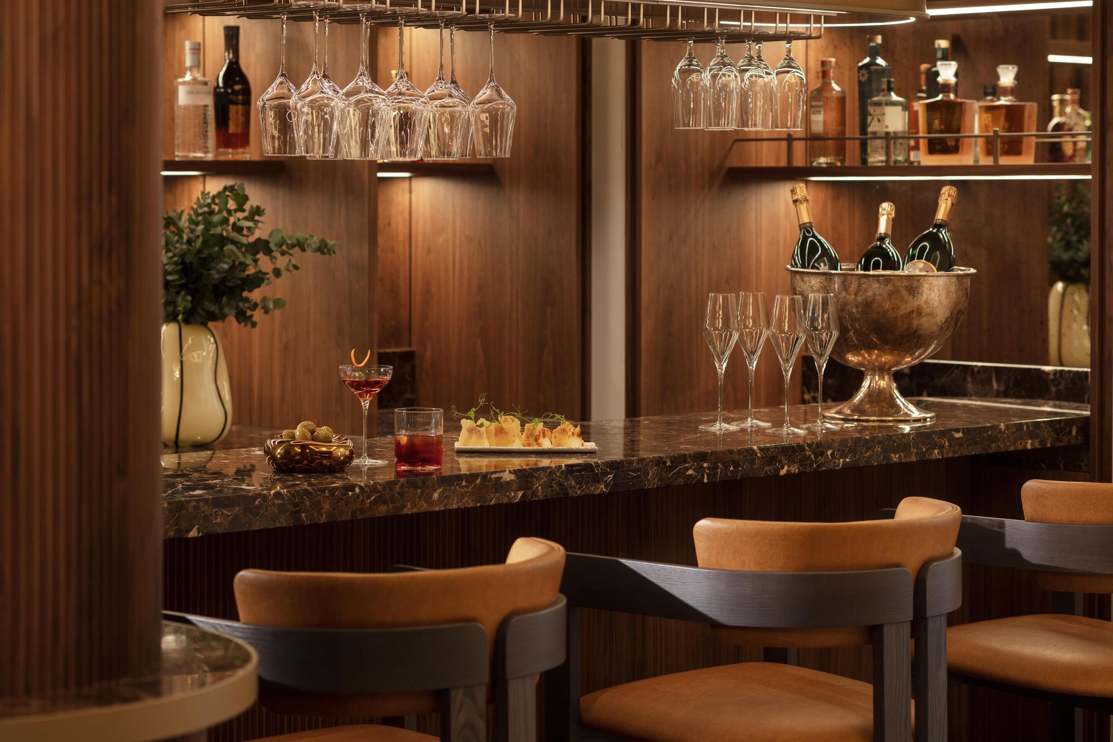 1 bedroom, frette italian sheets, premium bedding, minibar