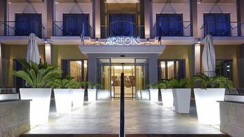 Façana frontal de l'allotjament (vespre/nit)