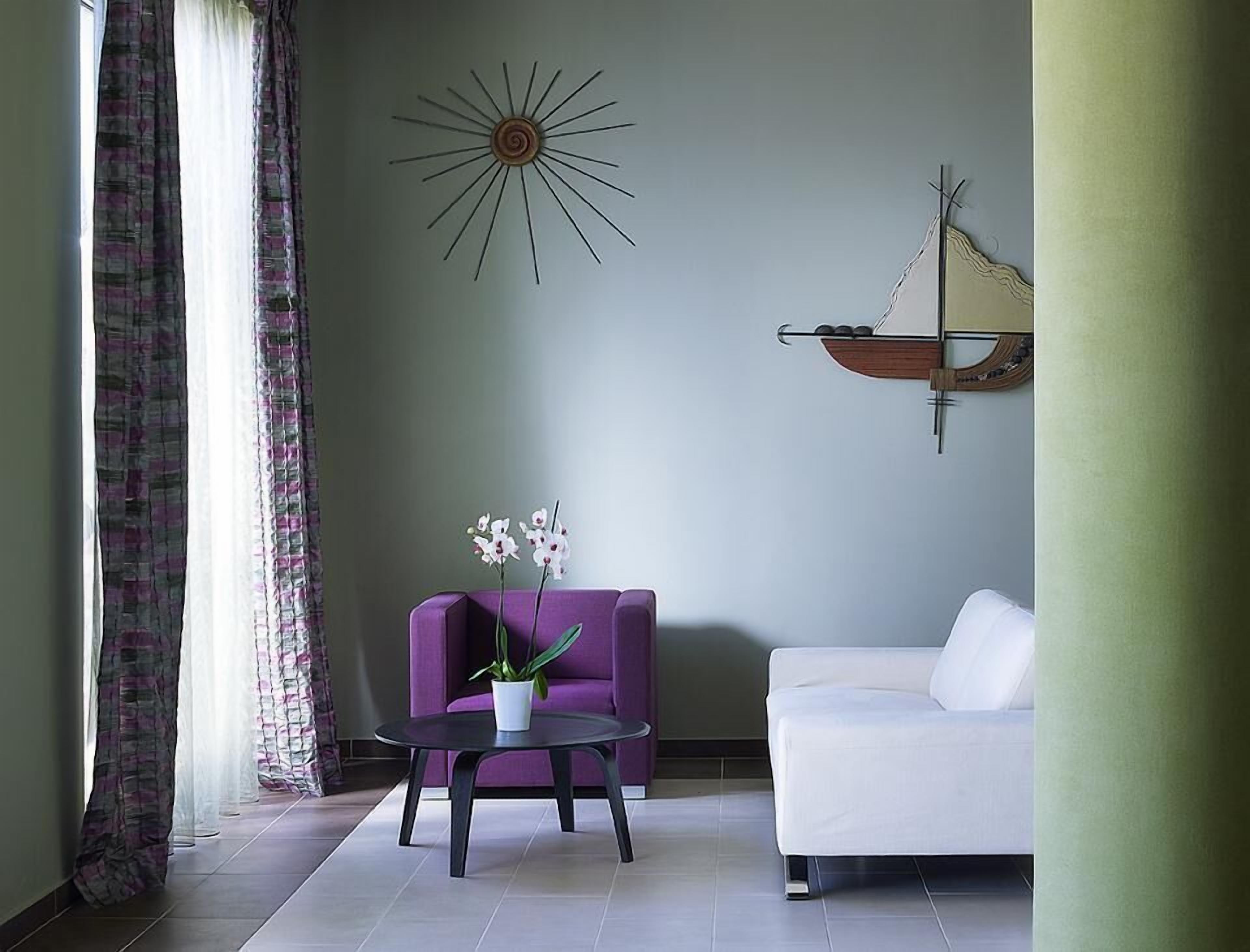 quadruple room, partial sea view | living area | tv