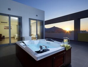 Outdoor spa tub - Arion Hotel (Xylokastro-Evrostina)