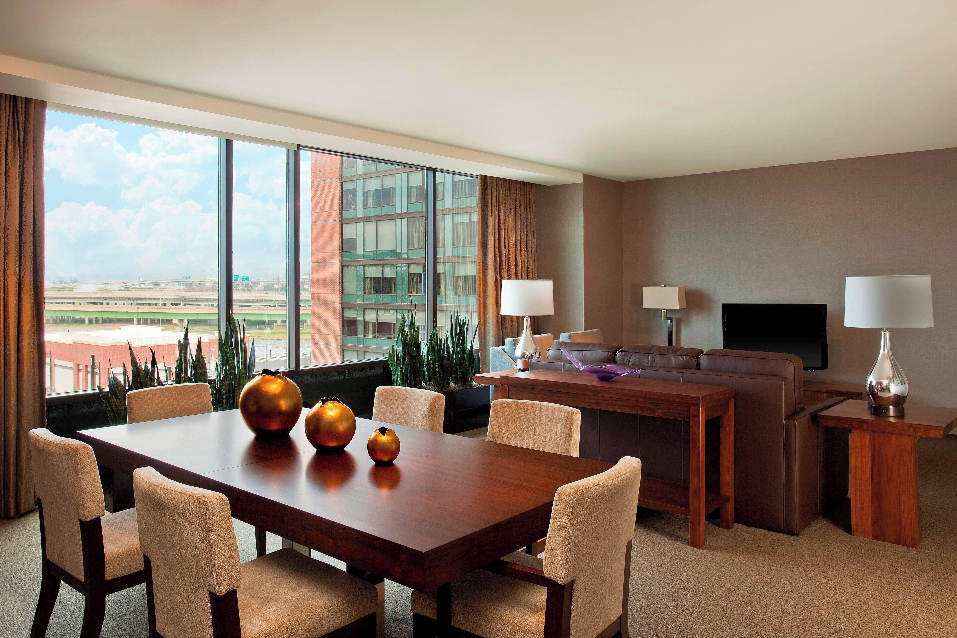 Executive Suite, 1 King Bed | Hypo-allergenic bedding, desk, iron/ironing board