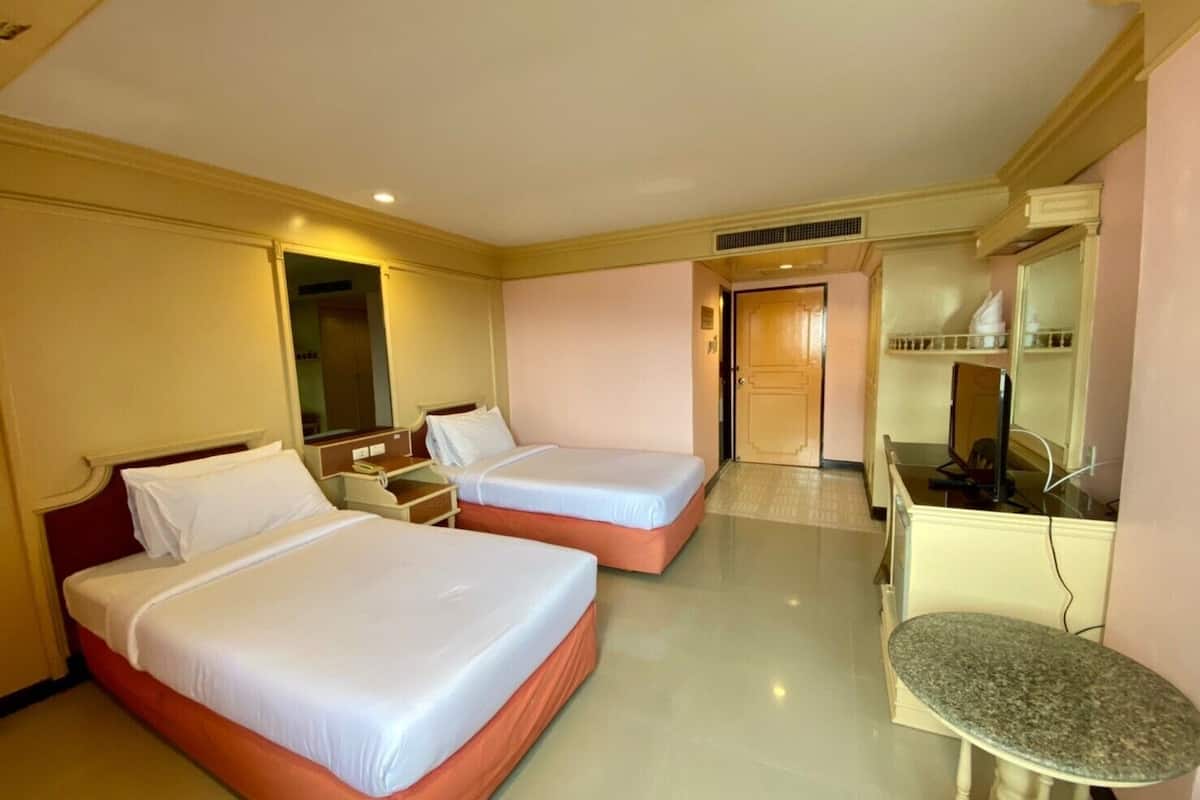 Superior Twin Room | Desk, WiFi (free), bed sheets