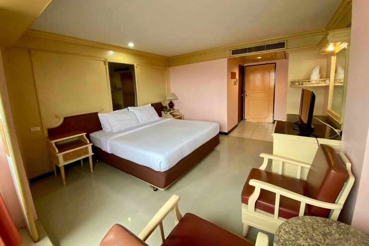Superior Double Room | Desk, WiFi (free), bed sheets