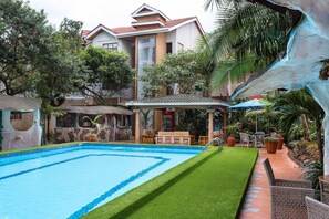 Outdoor pool, sun loungers - Comfort Gardens (Nairobi)