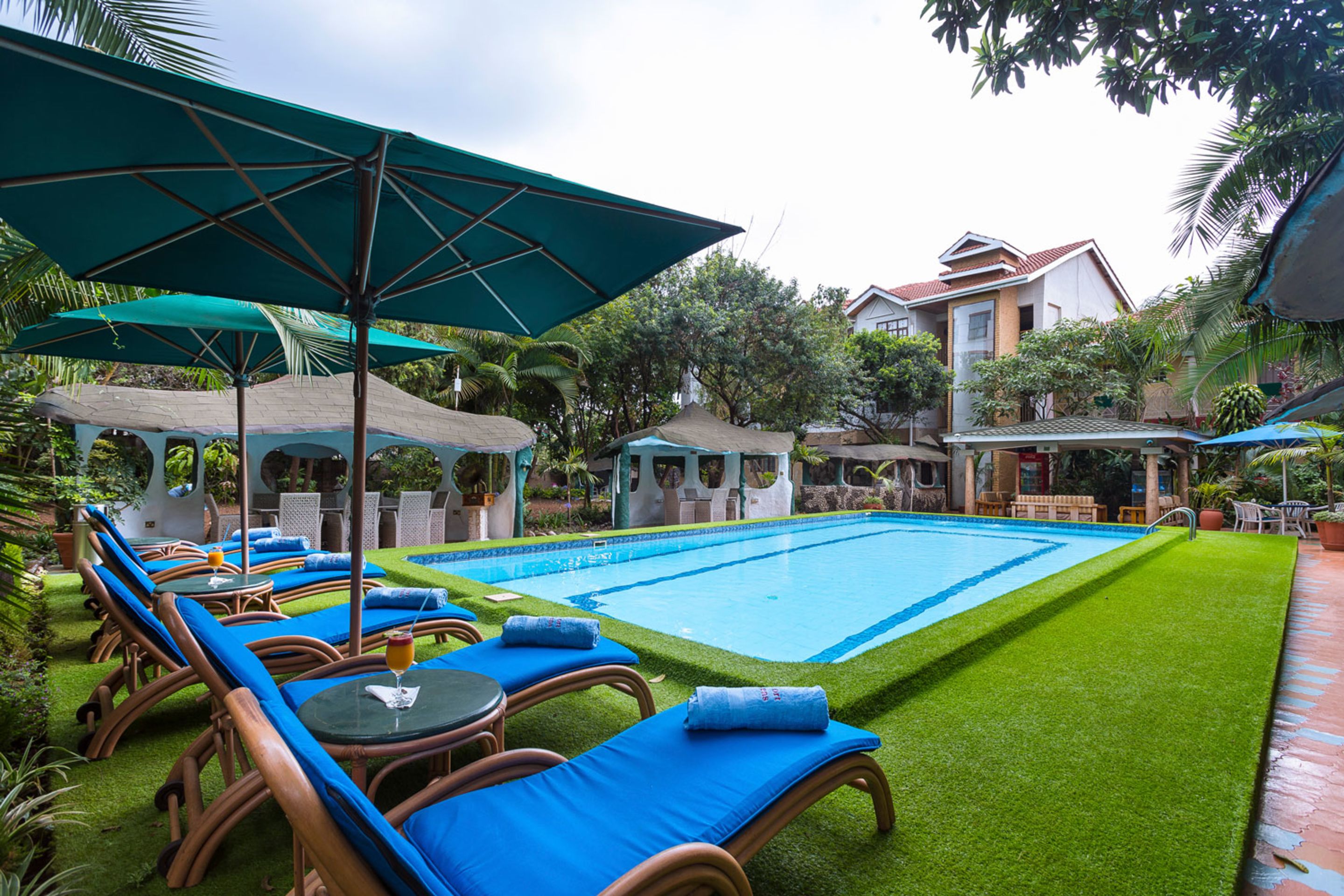 Outdoor pool, sun loungers