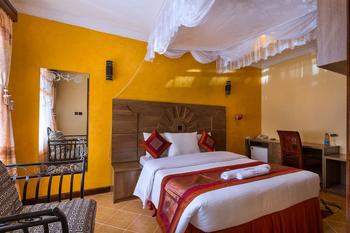 In-room safe, soundproofing, free WiFi, bed sheets
