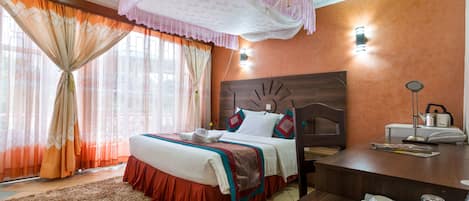 Ein Hotelzimmer mit Bett, Schreibtisch und Essbereich.