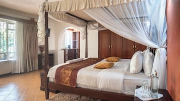 Executive Suite | Bathroom | Rainfall showerhead, free toiletries, hair dryer, towels