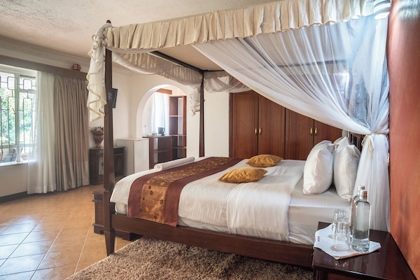 Executive Suite | Bathroom | Rainfall showerhead, free toiletries, hair dryer, bidet