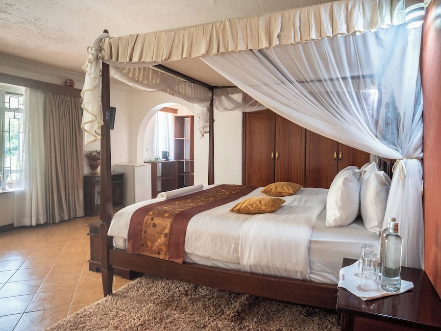 Suite ejecutiva | Baño | Cabezal de ducha tipo lluvia y artículos de higiene personal gratuitos