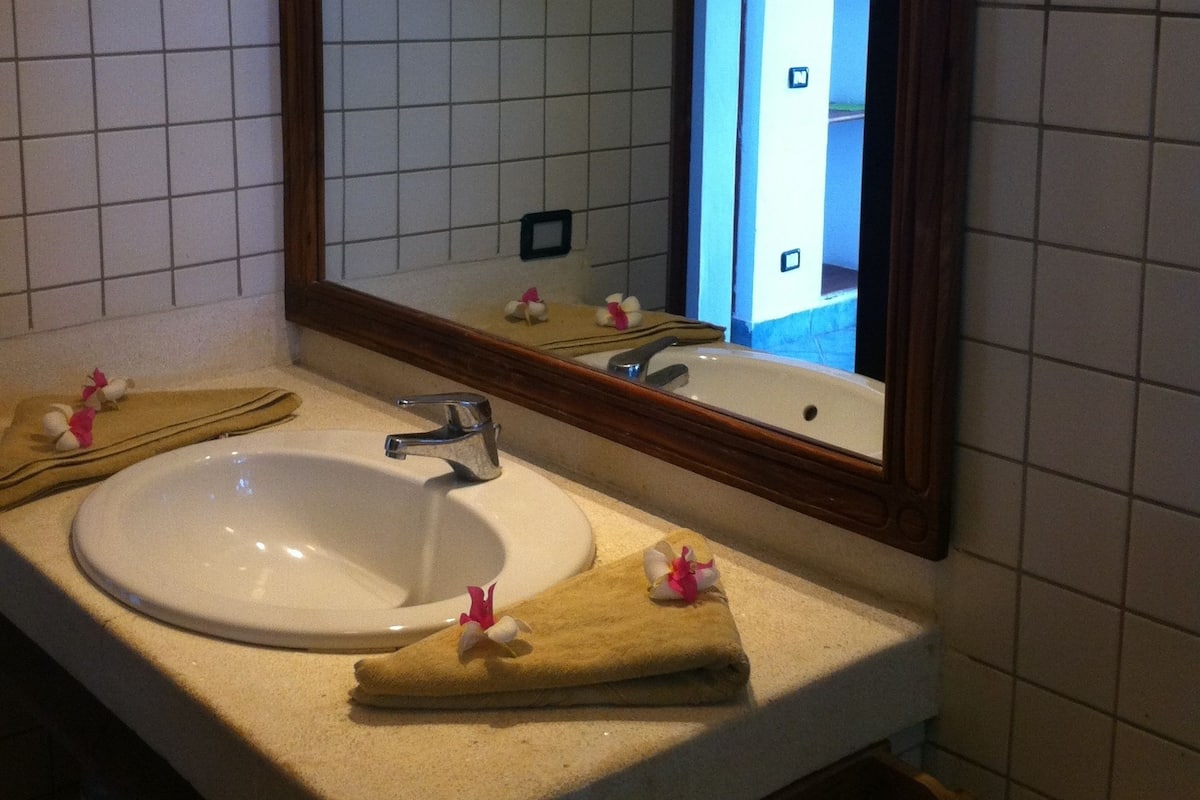 Badkamer met wastafel