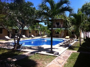 Outdoor pool, sun loungers - African Sun Resort (Malindi)