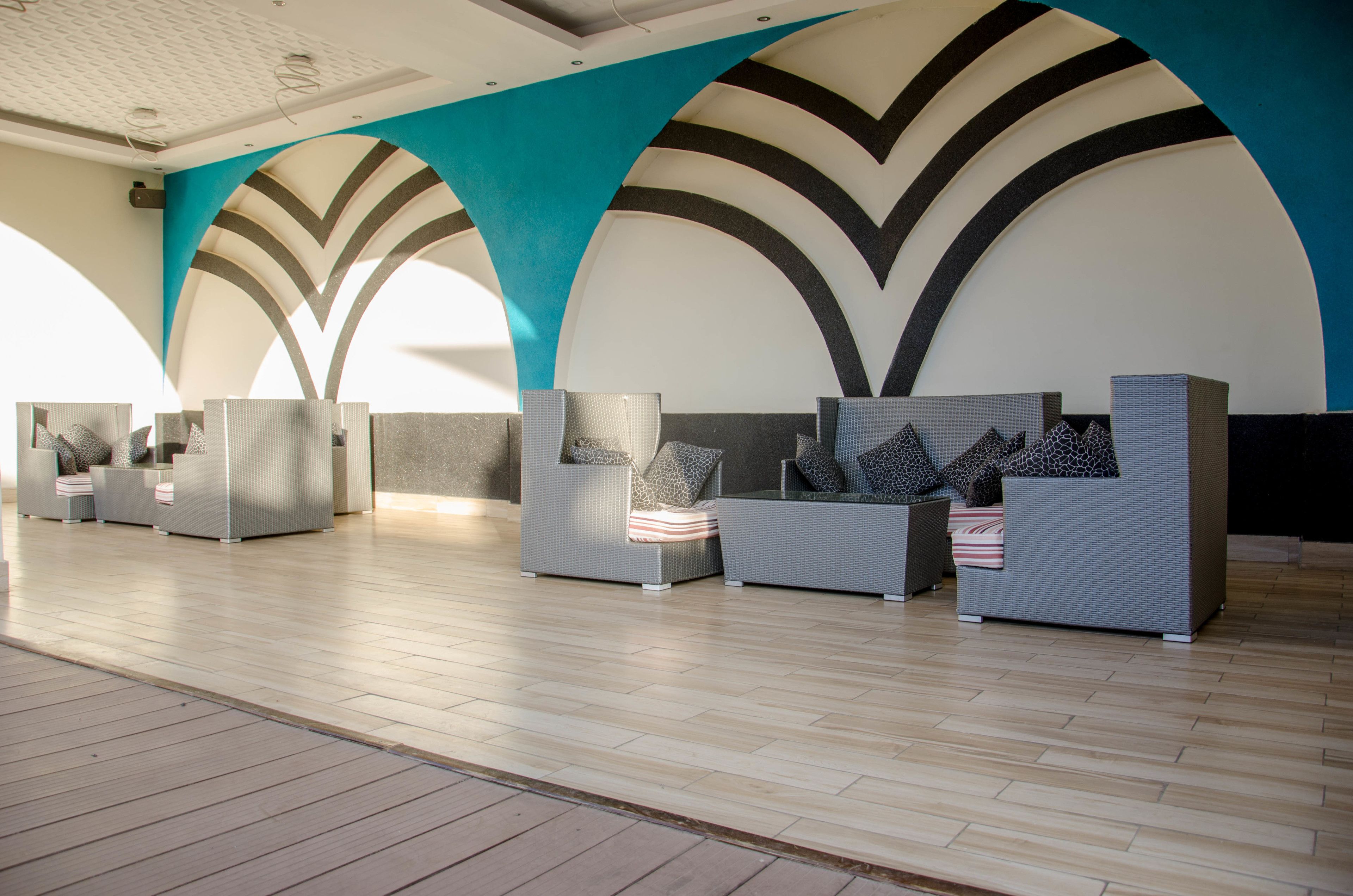 serves lunch and dinner