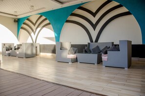 Serviert Mittagessen und Abendessen