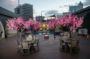 Piscine extérieure, parasols de plage