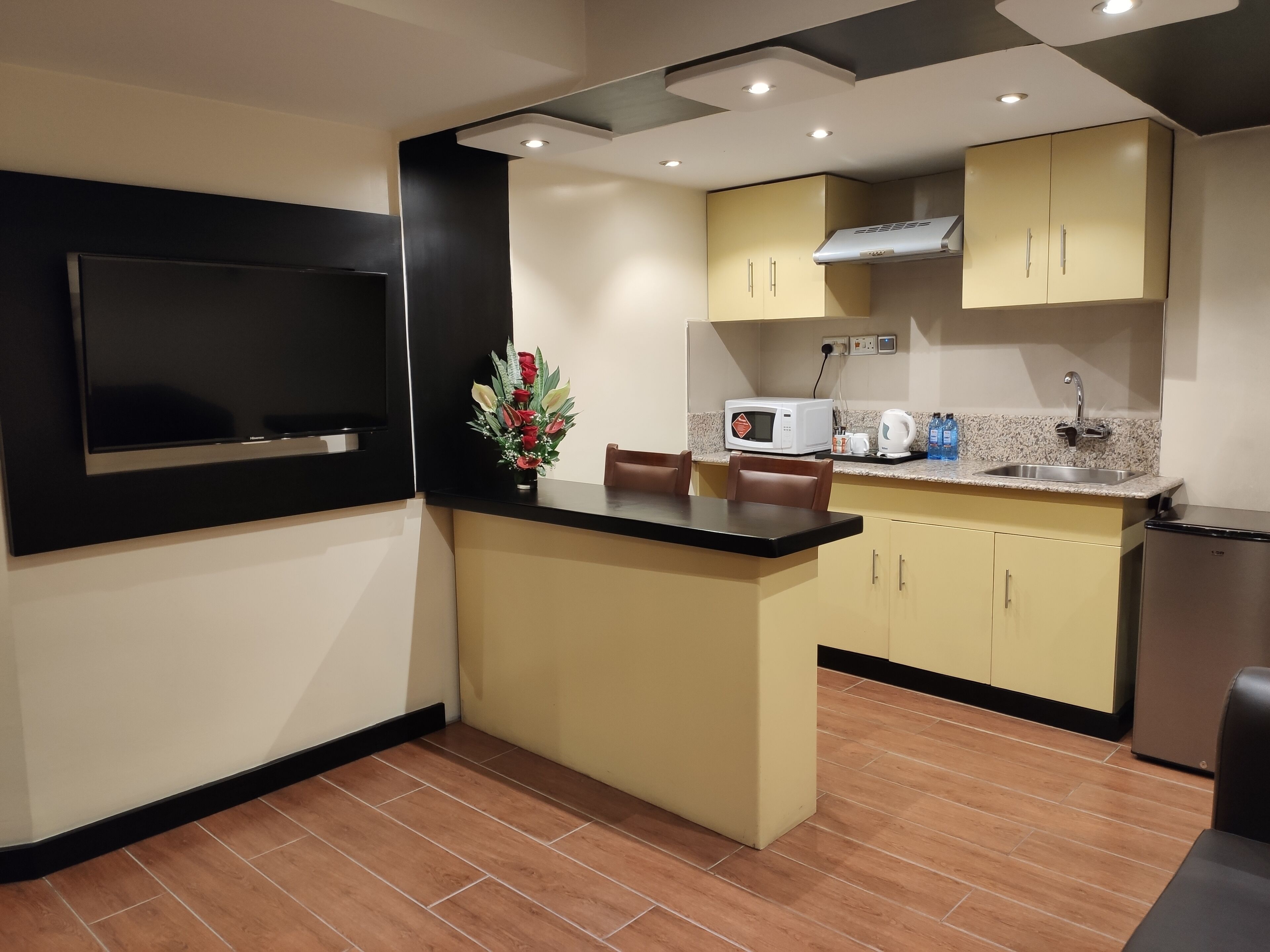 suite, 1 king bed, non smoking, kitchenette | shared kitchen | coffee/tea maker, electric kettle, high chair