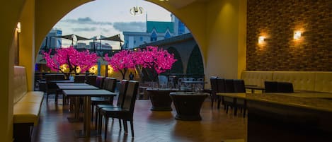 2 restaurantes; se sirve almuerzo y cena; cocina china