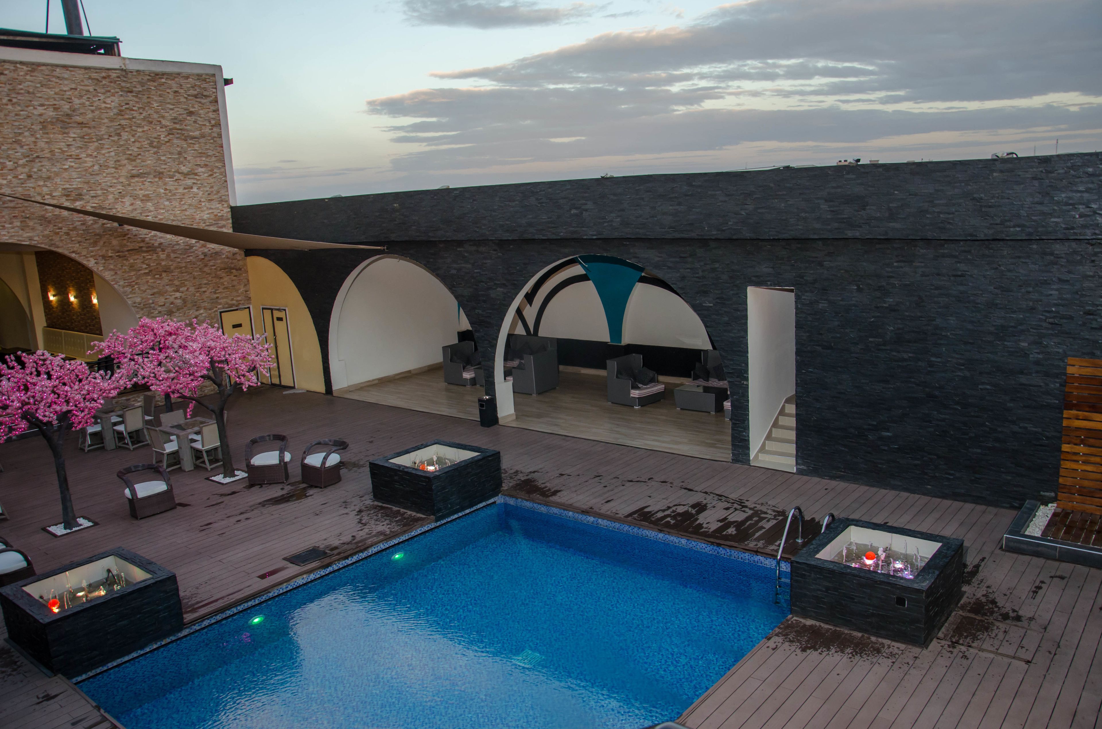 Piscine extérieure, parasols de plage