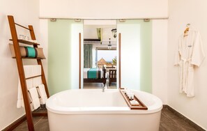 Kostenlose Toilettenartikel, Haartrockner, Bademäntel, Bidet