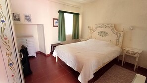 Bàn, màn/rèm cản sáng, nôi/giường cho trẻ sơ sinh (phụ phí) 