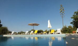 Outdoor pool, open 9:00 AM to 9:00 PM, pool umbrellas, pool loungers - Monte da Serralheira, Agro-turismo (Évora)