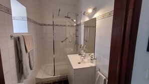 Shower, free toiletries, hair dryer, towels - Monte da Serralheira, Agro-turismo (Évora)
