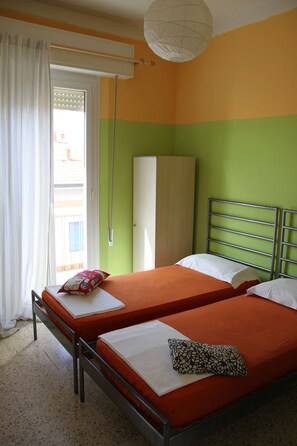 Egyptian cotton sheets, free WiFi - Jammin' Hostel & Bar (Rimini)