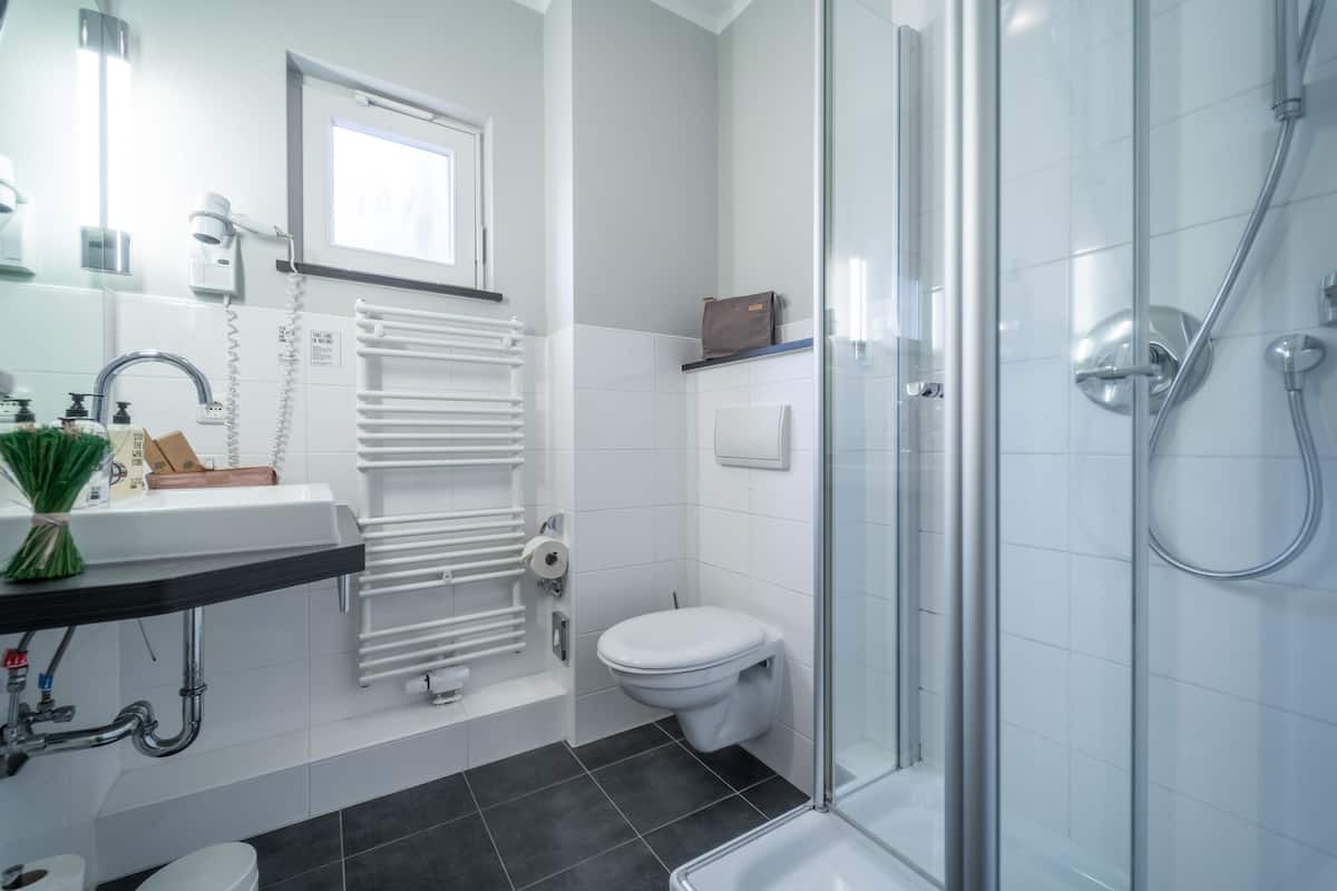comfort double room, garden view | bathroom | shower, free toiletries, hair dryer, slippers