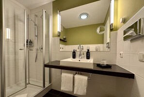 Economy Double Room | Bathroom | Shower, eco-friendly toiletries, hair dryer, slippers - Auszeit Garni Hotel Hamburg (Hamburg)