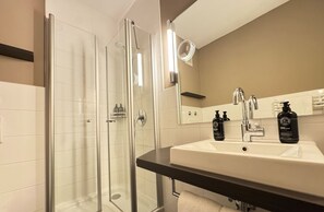 Quarto casal conforto, vista para o jardim | Banheiro | Chuveiro, produtos de toalete biodegradáveis, secador de cabelo 