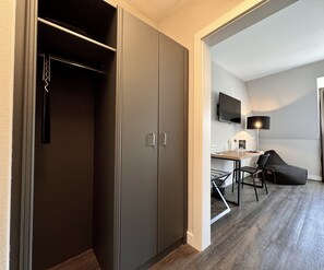 Chambre Double Économique | Literie hypoallergénique, matelas mémoire de forme