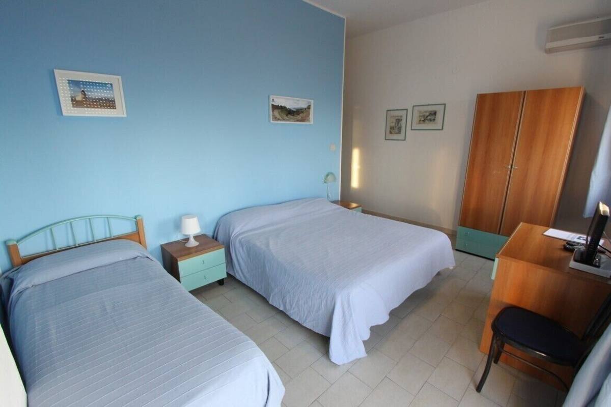 Habitación triple, balcón, vistas al mar | Caja fuerte, sistema de insonorización, cunas (de pago) y wifi gratis