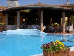 Outdoor pool - Hotel La Pietra (Fosdinovo)