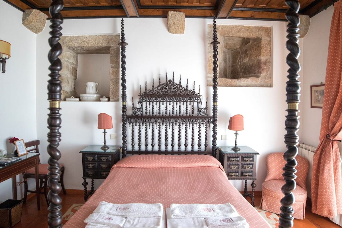Klassieke kamer, 1 twee- of 2 eenpersoonsbedden | Individueel gedecoreerd, individueel gemeubileerd, een bureau