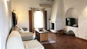 Departamento estándar, 1 habitación | Área de sala de estar | Televisión de pantalla plana