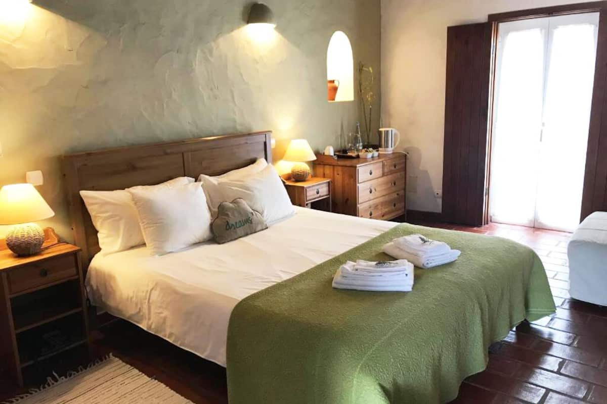 Tweepersoonskamer | 1 slaapkamer, individueel gedecoreerd, een bureau, extra bedden