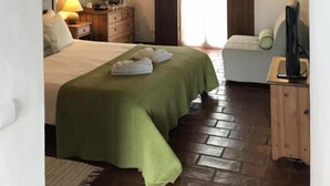 Habitación doble | Escritorio, camas extra, wifi gratis y decoración personalizada