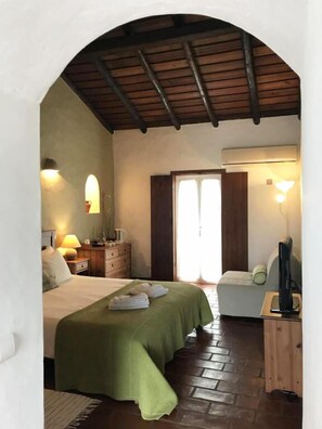 Habitación doble | Decoración personalizada, escritorio, camas extra y wifi gratis