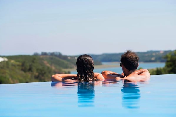 Piscina externa, guarda-sóis, espreguiçadeiras