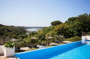Outdoor pool, pool umbrellas, pool loungers - Herdade do Freixial (Odemira)
