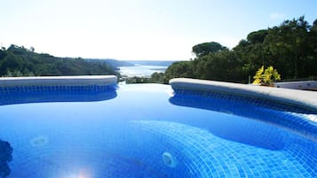 Piscina all'aperto, ombrelloni da piscina, lettini