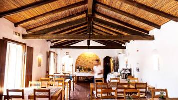 每日供應吃到飽早餐 (每人 EUR10)