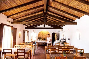 Desayuno buffet (EUR 10 por persona)