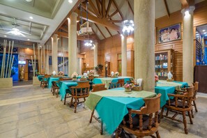 Breakfast, lunch, dinner served; Thai cuisine