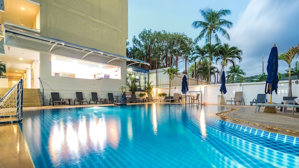 Outdoor pool, pool umbrellas, sun loungers - Patong Pearl Hotel (Patong)