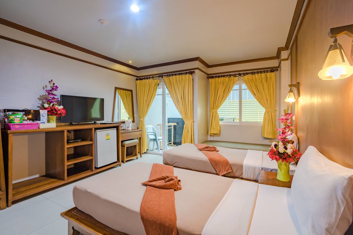 Pearl Suite | In-room safe, desk, cribs (free), rollaway beds (surcharge)