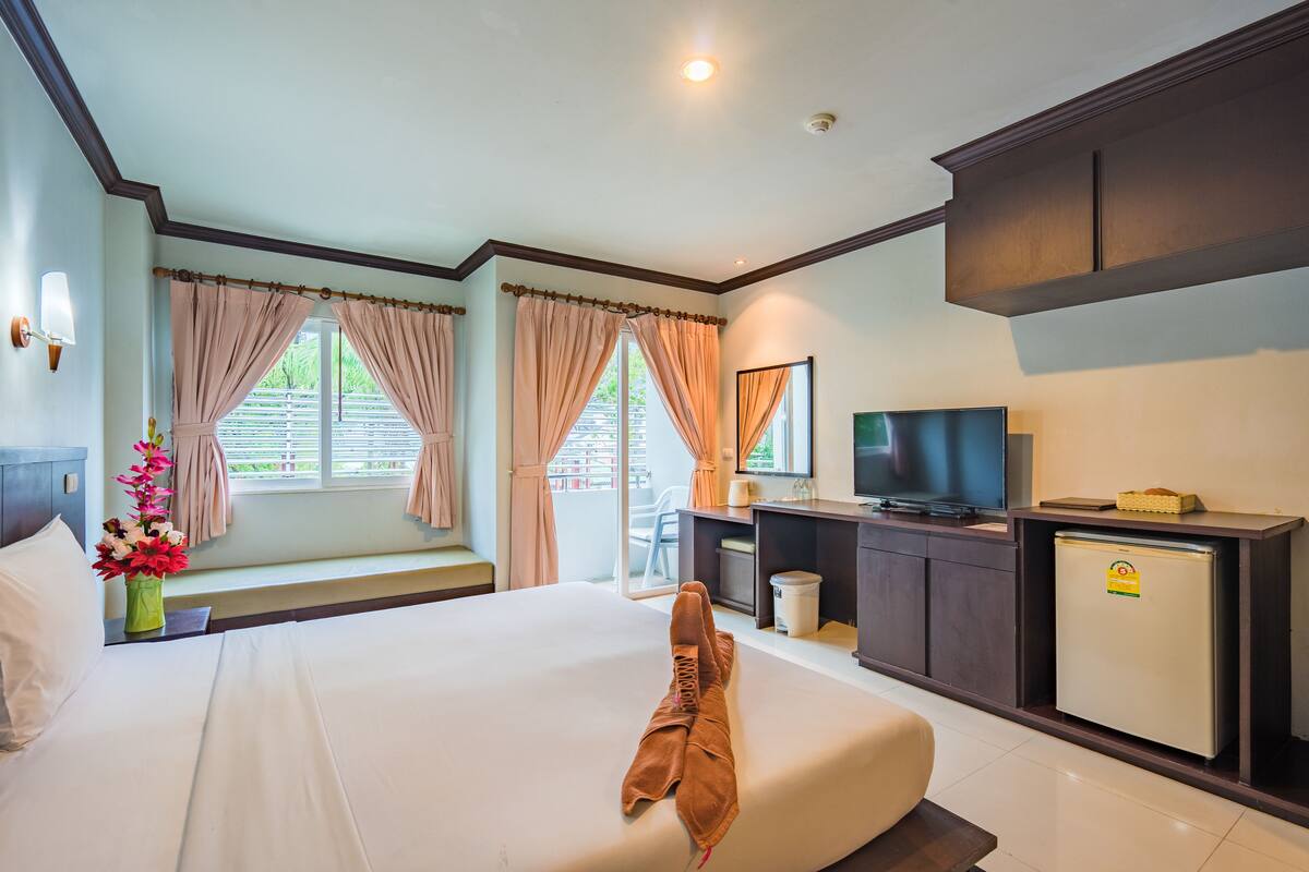 Deluxe Room | In-room safe, desk, cribs (free), rollaway beds (surcharge)