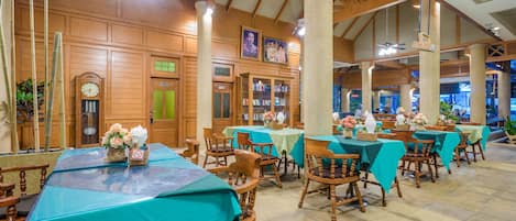 Daily buffet breakfast (THB 250 per person)